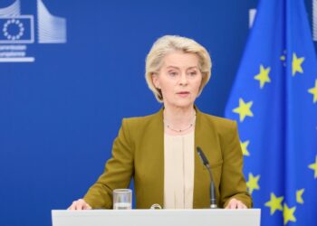 Урсула фон дер Лајен признава дека ЕЕС системот предизвикува проблеми на аеродромите и границите