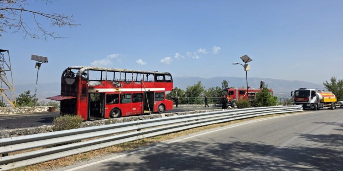 Се запали двокатен автобус на ЈСП на Средно Водно