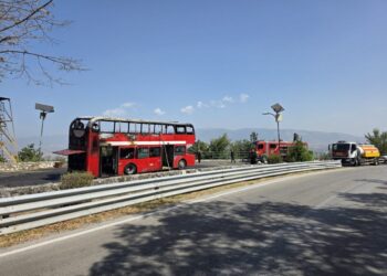 Се запали двокатен автобус на ЈСП на Средно Водно