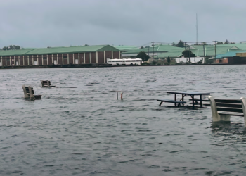 Драматични сцени од силното невреме во САД: градови под вода, десетици илјади без струја, има и жртва