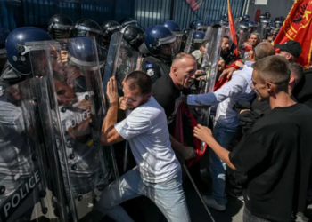 Протести во Приштина по пресудите за Тачи и лидерите на ОВК – каменуван ЕУЛЕКС, двајца приведени
