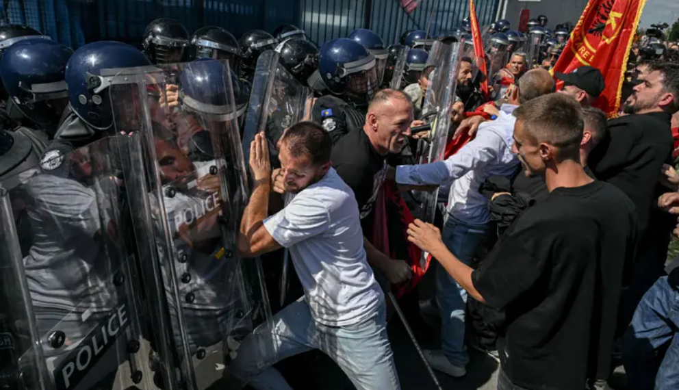 Протести во Приштина по пресудите за Тачи и лидерите на ОВК – каменуван ЕУЛЕКС, двајца приведени
