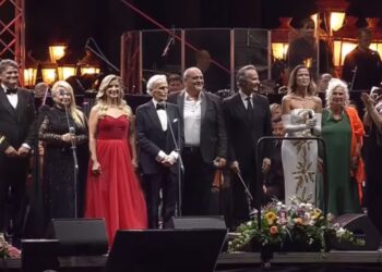 (Видео) „Едно име имаме“ отпеана од Хозе Карерас и македонските ѕвезди разбуди овации на плоштадот „Макеоднија“