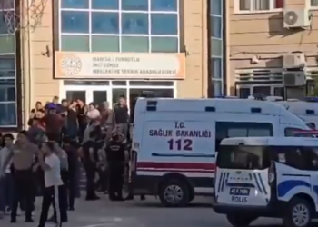 (ВИДЕО) Пукање пред училиште во Турција: осум ученици се повредени, напаѓачот е приведен