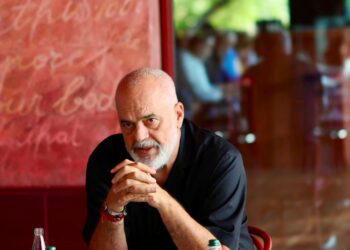 Еди Рама нема намера да поднесе оставка и покрај студентските протести