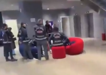 Турската полиција изврши рација во седиштето на опозициска телевизија и го прекина емитувањето во живо