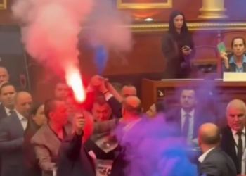 (ВИДЕО) Хаос во албанскиот парламент: Опозиција ја прекина седницата со сигнални ракети, бара оставка од Рама