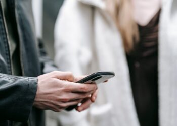 Личната карта и возачката дозвола од четврток ќе ги имаме и на мобилен телефон