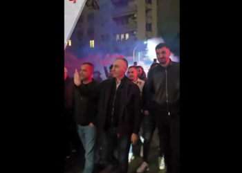 Со факели, огномет и чадни бомби, Артан Груби пречекан во Чаир по излегувањето од куќен притвор