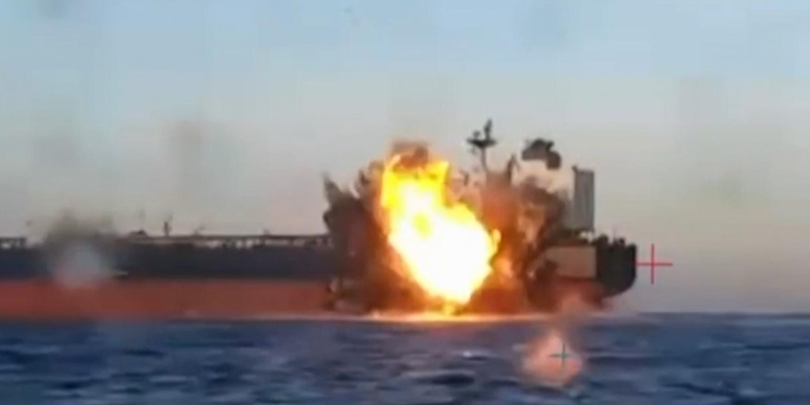 Се запали танкер со нафта и хемикалии во романските води на Црното Море, осум лица се водат како исчезнати