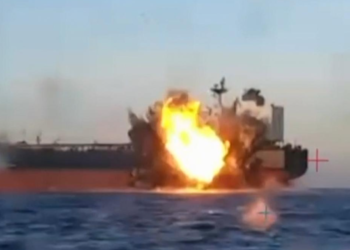 Се запали танкер со нафта и хемикалии во романските води на Црното Море, осум лица се водат како исчезнати