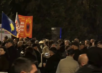 Ескалација во Приштина: Судири пред Собранието, 17 повредени