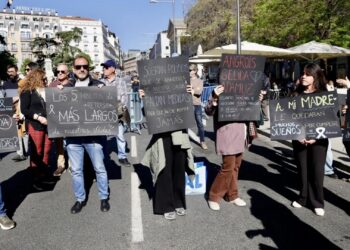 Протести во Мадрид по трагедијата во која загинаа најмалку 68 лица