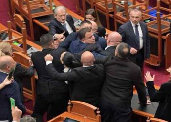 (ВИДЕО) Тепачка меѓу пратеници во албанскиот парламент додека надвор се одржуваа протести